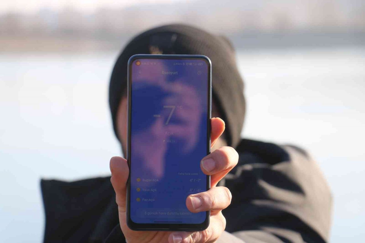 Termometreler eksi 7 dereceyi gösterdi, gölün yüzeyi kısmen buz tuttu