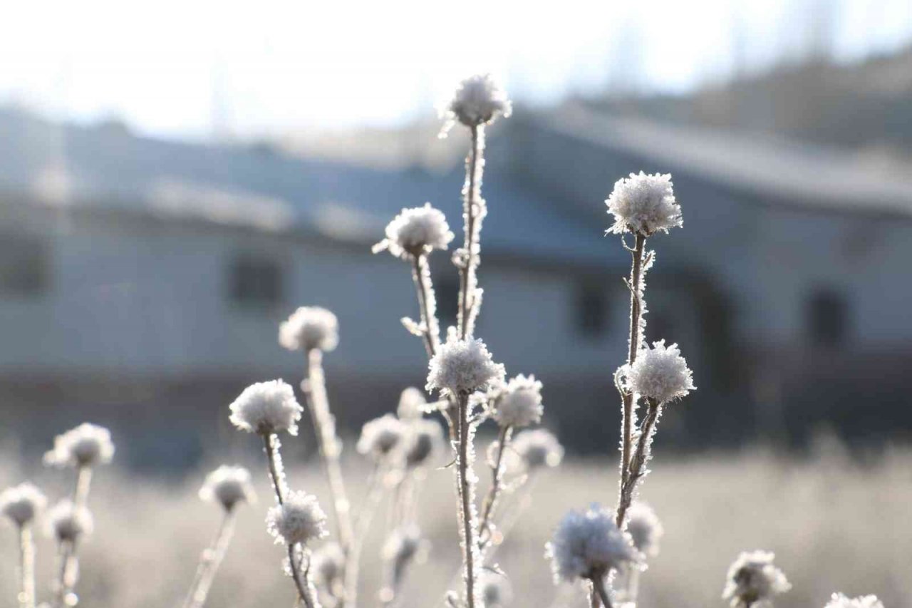Termometreler eksi 7 dereceyi gösterdi, gölün yüzeyi kısmen buz tuttu
