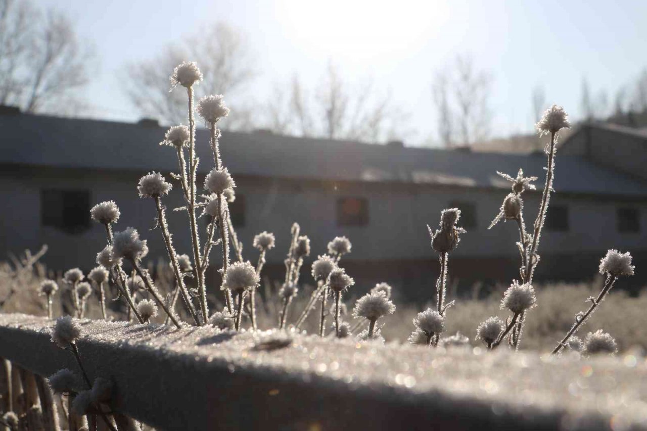 Termometreler eksi 7 dereceyi gösterdi, gölün yüzeyi kısmen buz tuttu