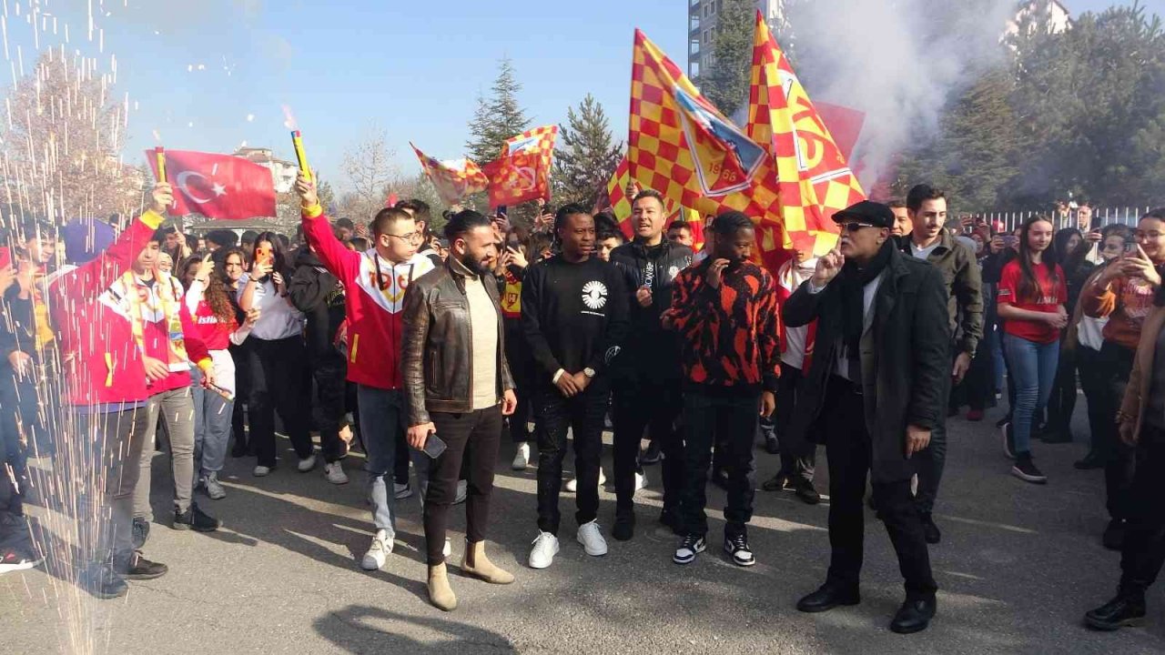 Stadyuma değil, okula geldiler