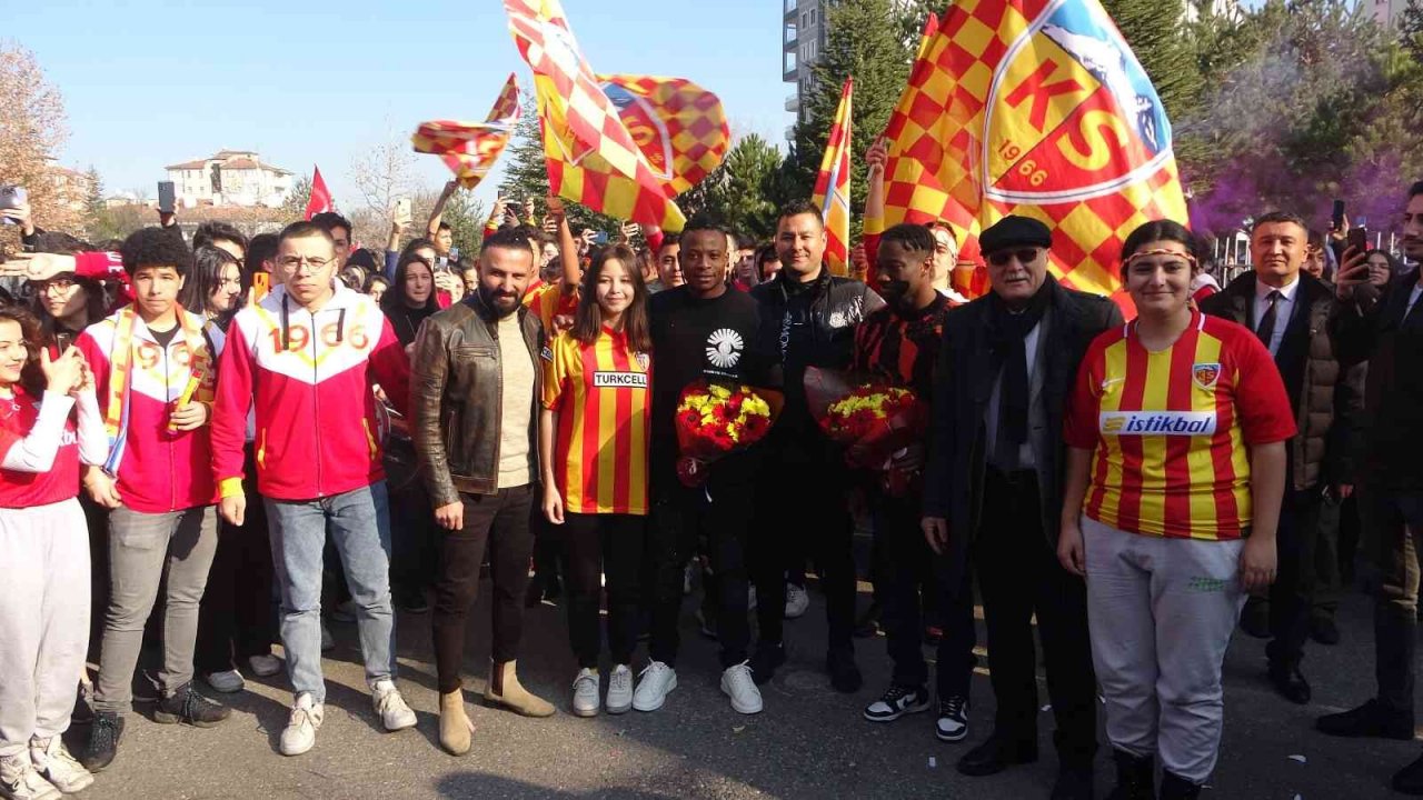 Stadyuma değil, okula geldiler