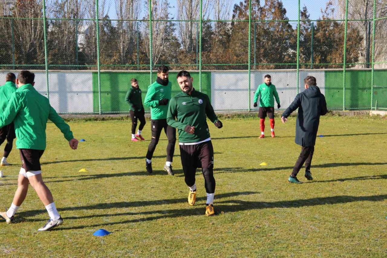 Sivas Belediyespor’un yeni teknik direktörü Hayrettin Yerlikaya ilk idmanına çıktı