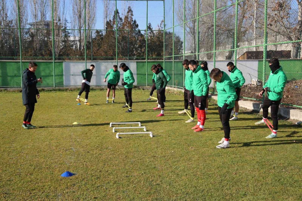 Sivas Belediyespor’un yeni teknik direktörü Hayrettin Yerlikaya ilk idmanına çıktı