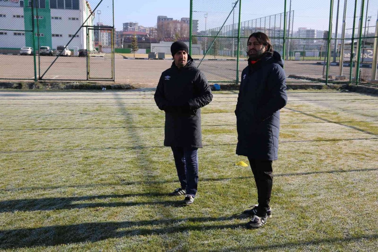 Sivas Belediyespor’un yeni teknik direktörü Hayrettin Yerlikaya ilk idmanına çıktı