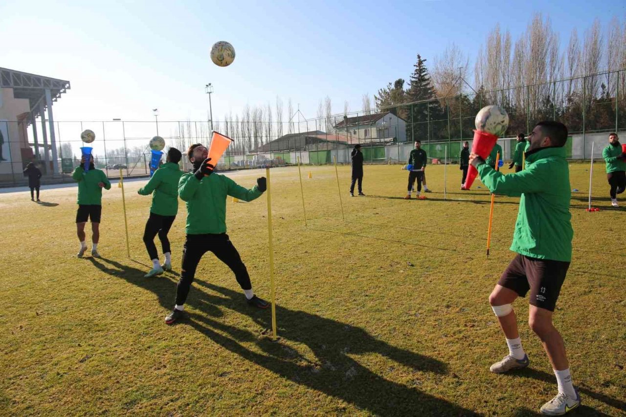 Sivas Belediyespor’un yeni teknik direktörü Hayrettin Yerlikaya ilk idmanına çıktı