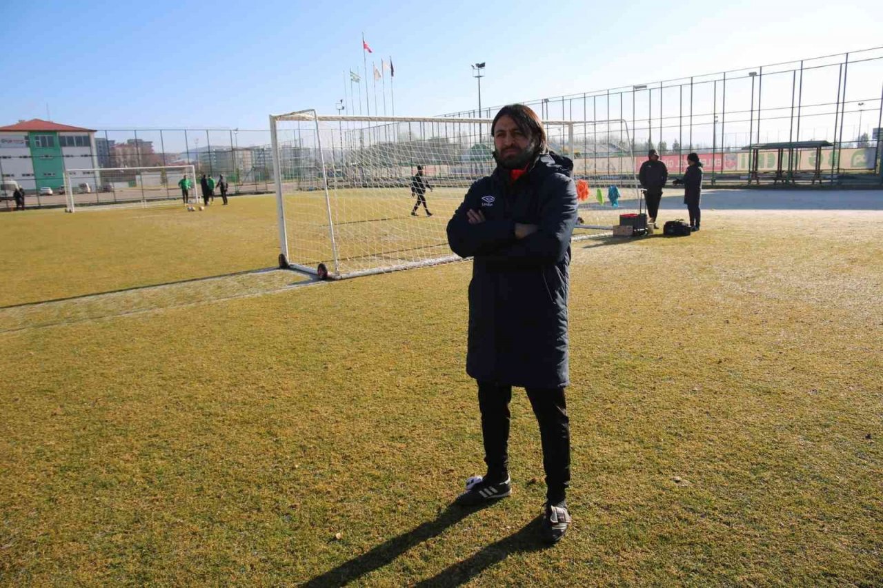 Sivas Belediyespor’un yeni teknik direktörü Hayrettin Yerlikaya ilk idmanına çıktı