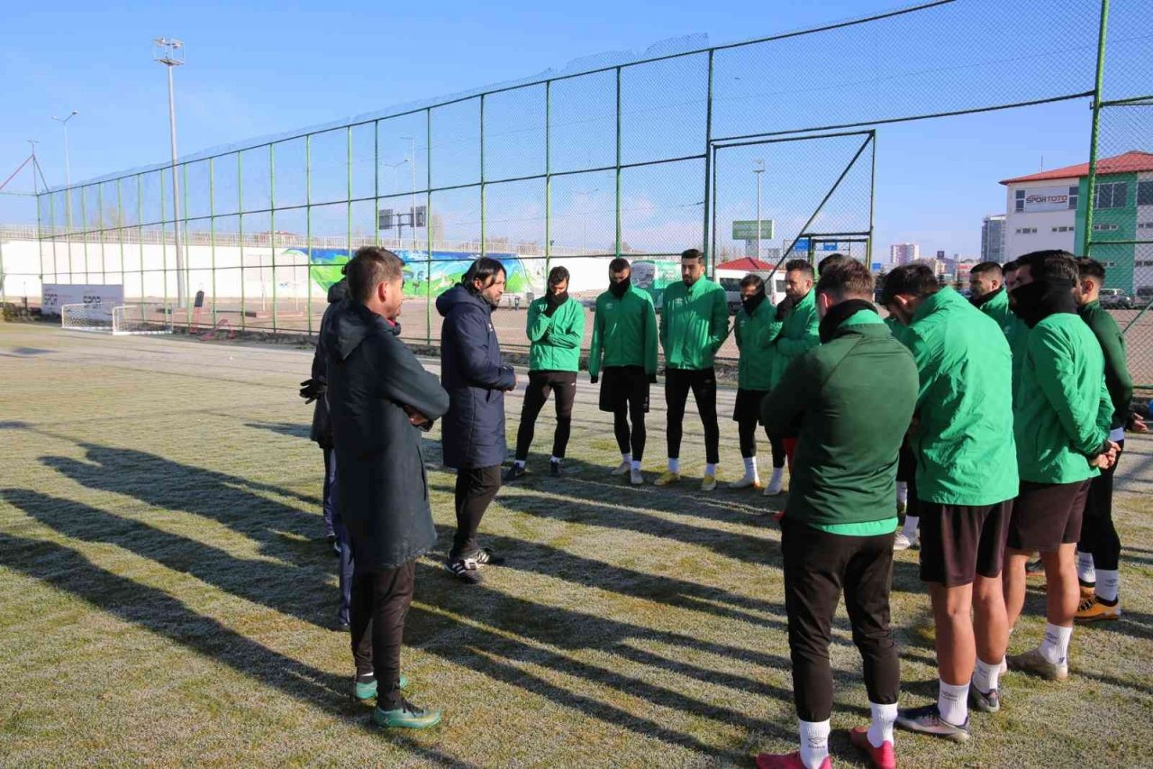 Sivas Belediyespor’un yeni teknik direktörü Hayrettin Yerlikaya ilk idmanına çıktı