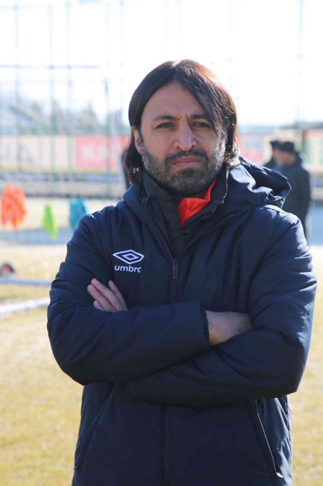 Sivas Belediyespor’un yeni teknik direktörü Hayrettin Yerlikaya ilk idmanına çıktı