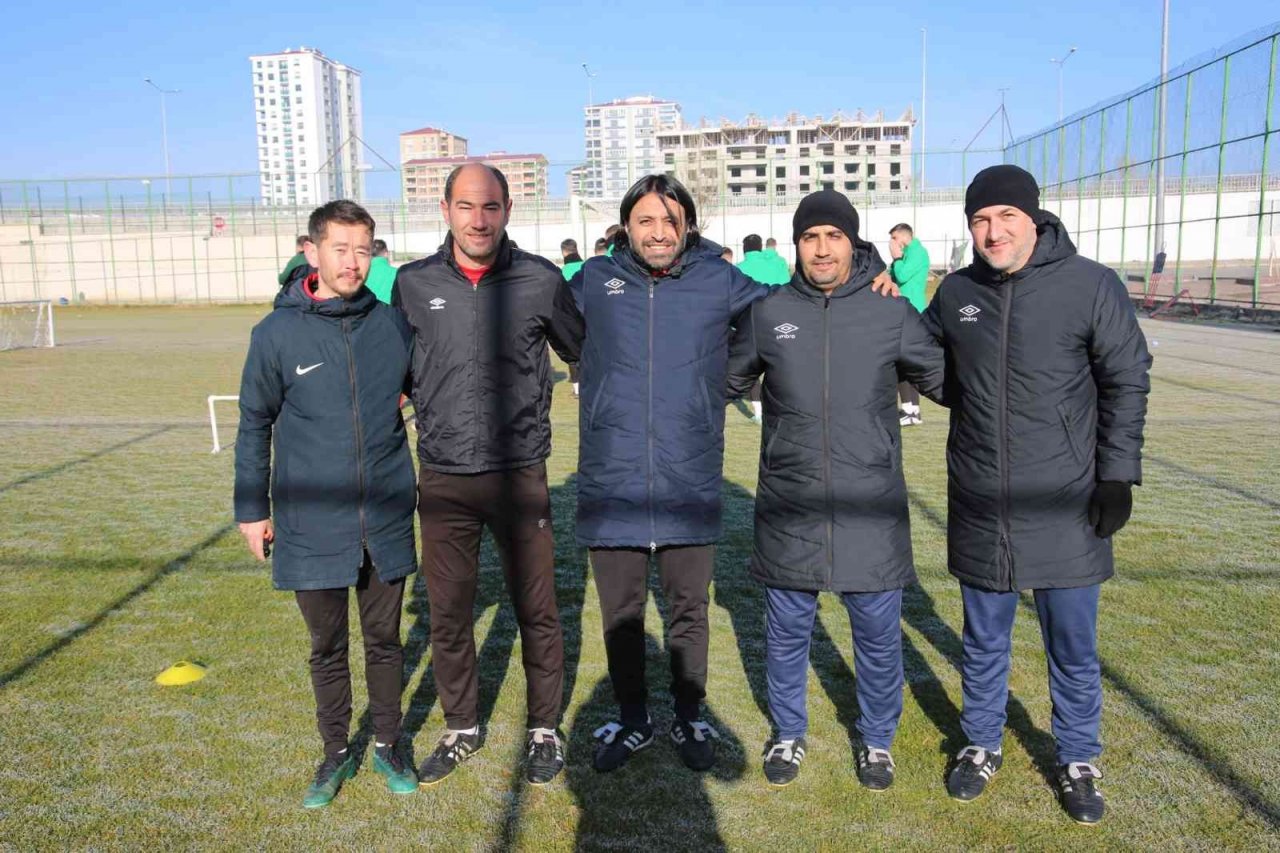 Sivas Belediyespor’un yeni teknik direktörü Hayrettin Yerlikaya ilk idmanına çıktı