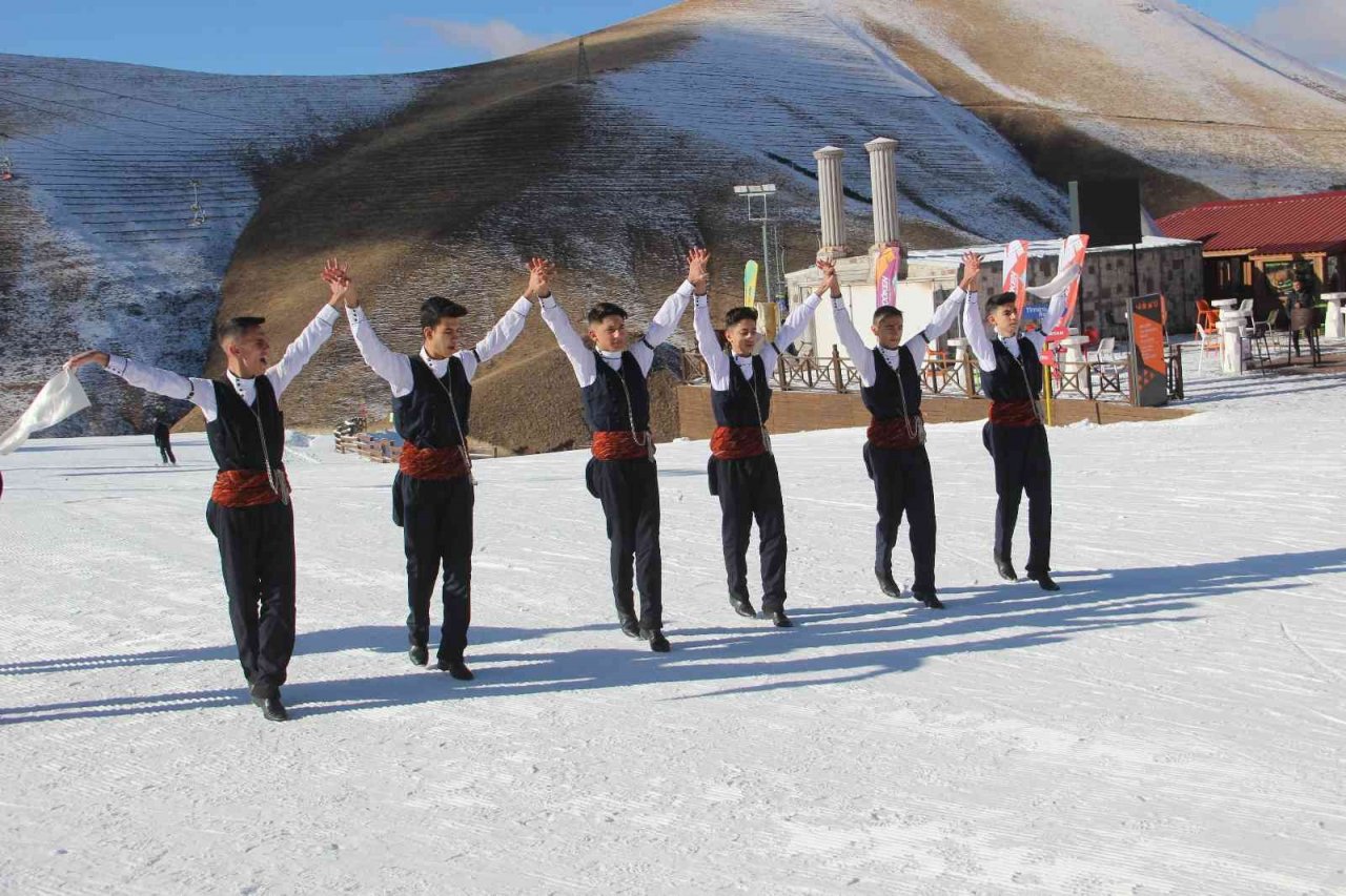 Palandöken’de turistler hem kaydı hem de bar ekibinin gösterilerini izledi