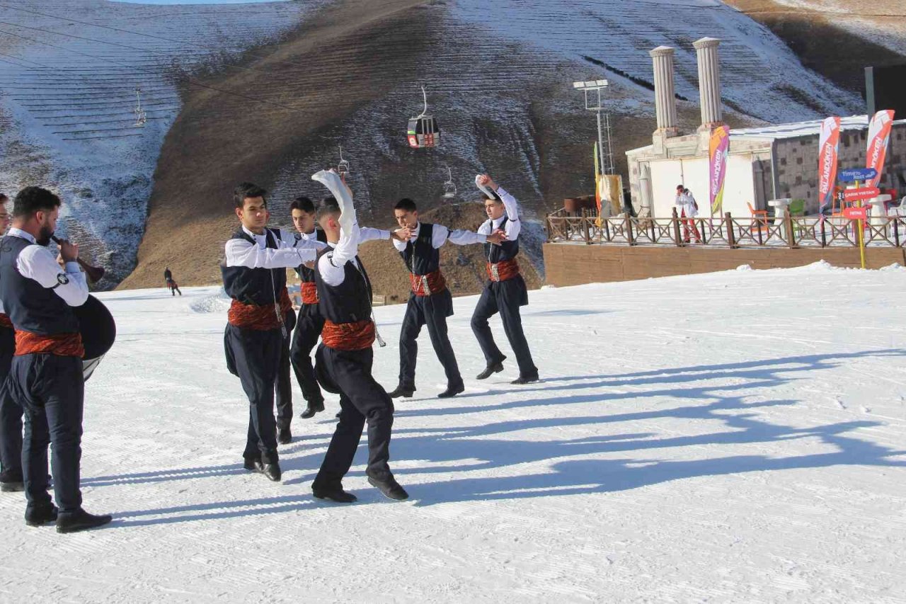 Palandöken’de turistler hem kaydı hem de bar ekibinin gösterilerini izledi