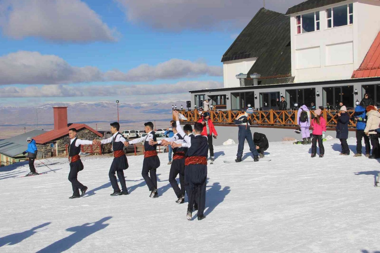 Palandöken’de turistler hem kaydı hem de bar ekibinin gösterilerini izledi