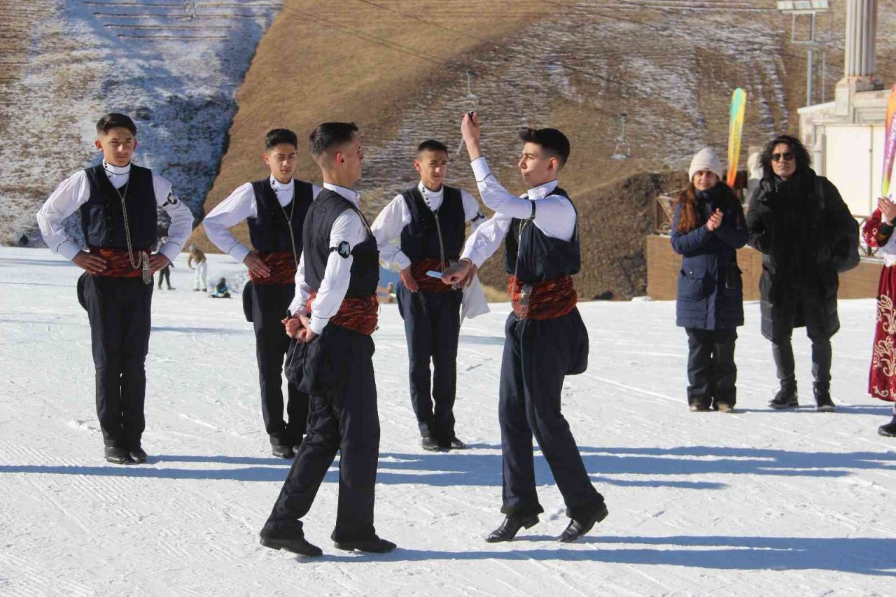 Palandöken’de turistler hem kaydı hem de bar ekibinin gösterilerini izledi