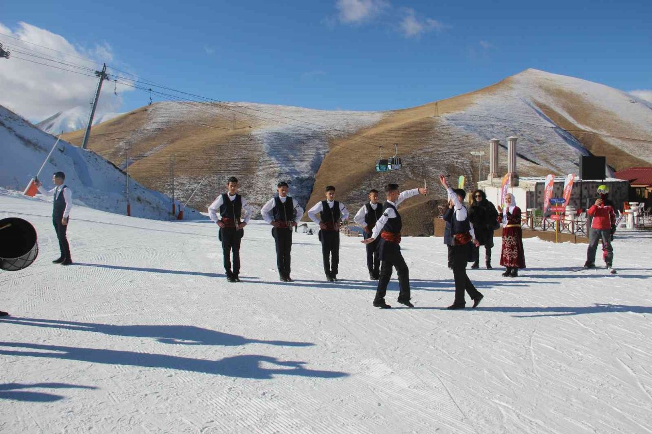 Palandöken’de turistler hem kaydı hem de bar ekibinin gösterilerini izledi