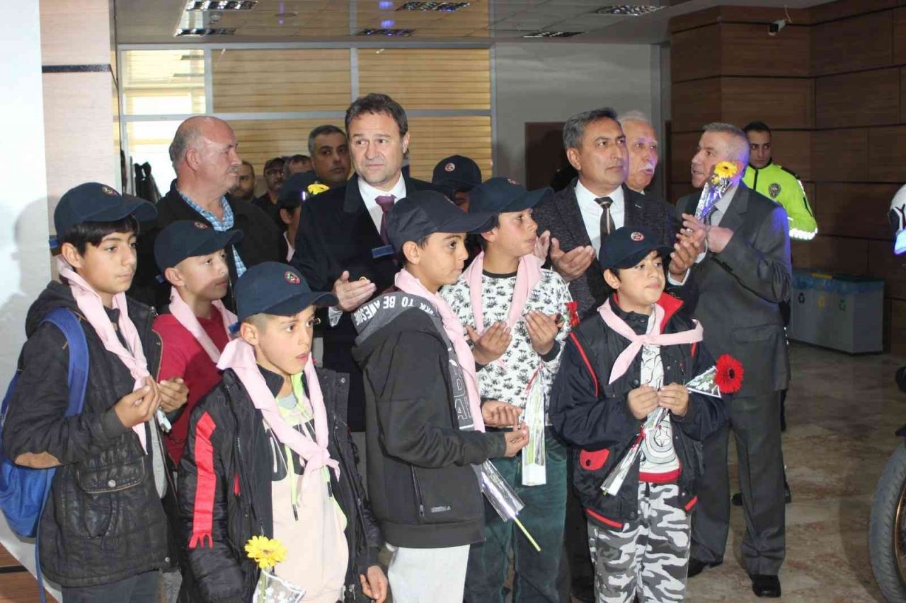 Uşak Emniyet Müdürü Mesut Gezer emekli polislerin ismini künyelere kazıdı