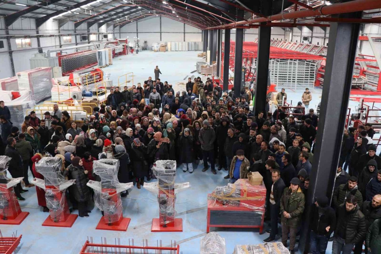 Oltu çuval fabrikasında 350 kişi iş başı yaptı