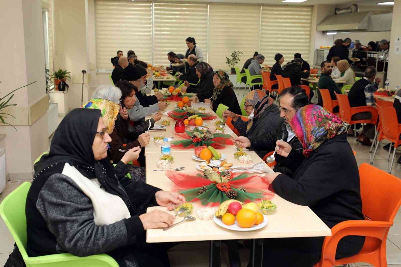 Zübeyde Hanım Konukevi’nde yılbaşı yemeği