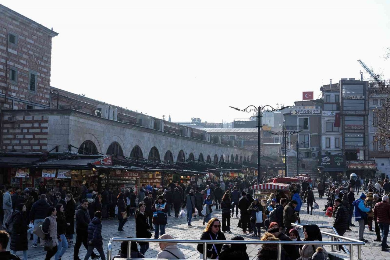 Eminönü’nde yılbaşı yoğunluğu