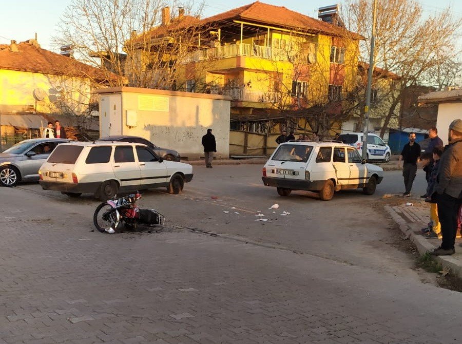 Motosiklet otomobile çarptı