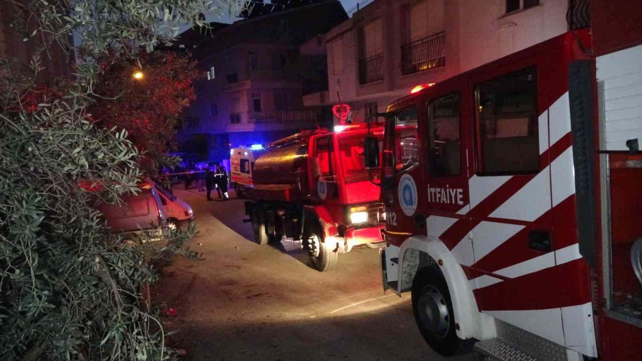 Evin 3’üncü katı alev topuna döndü, mahalleli sokağa döküldü