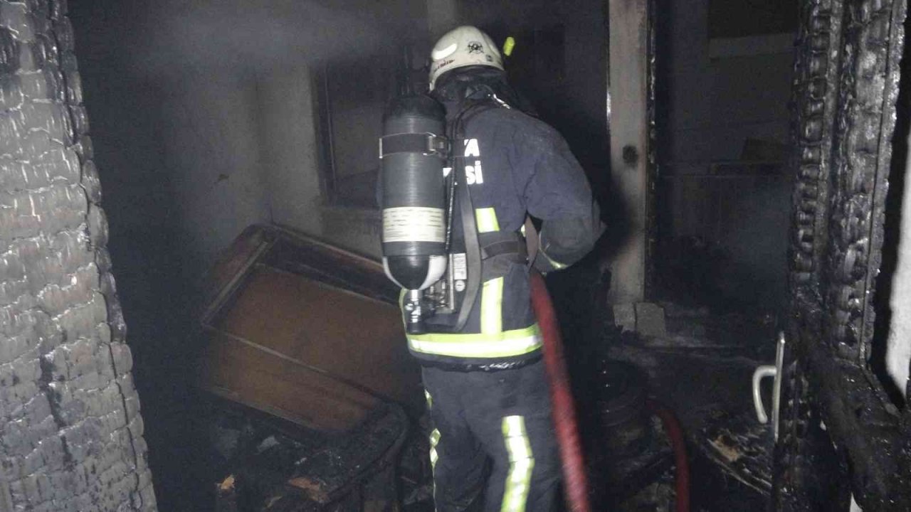 Evin 3’üncü katı alev topuna döndü, mahalleli sokağa döküldü