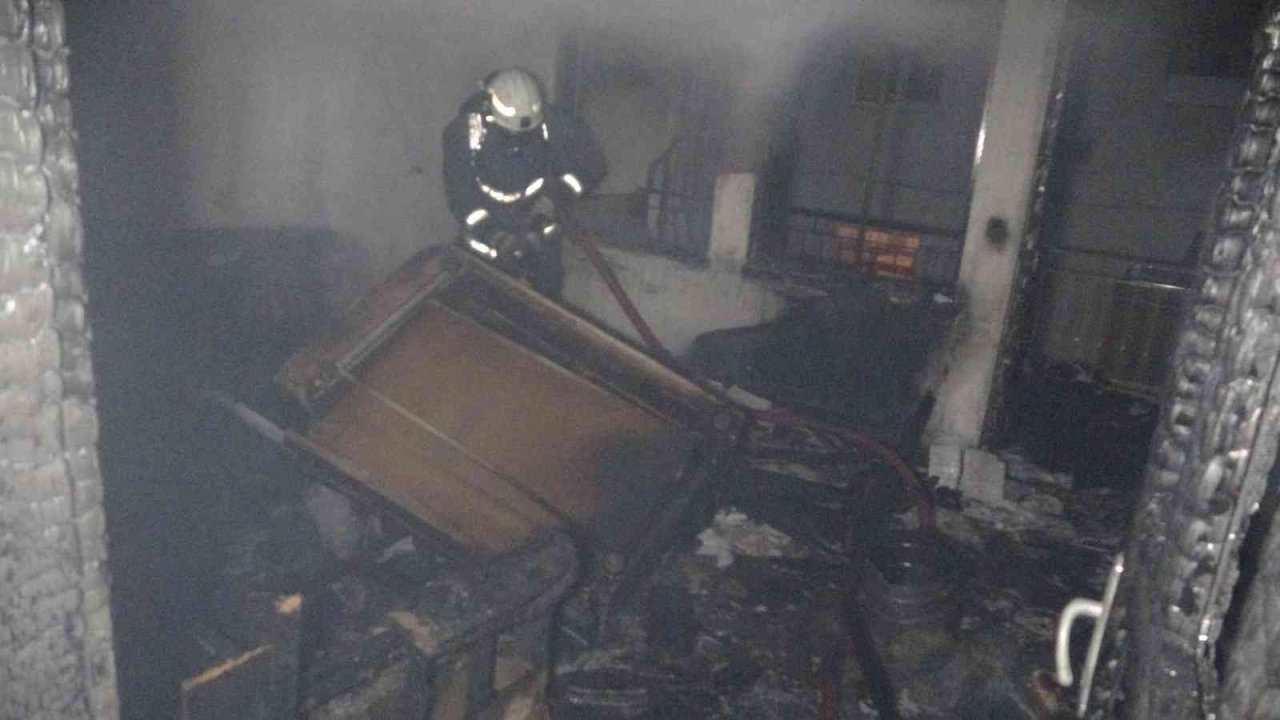 Evin 3’üncü katı alev topuna döndü, mahalleli sokağa döküldü