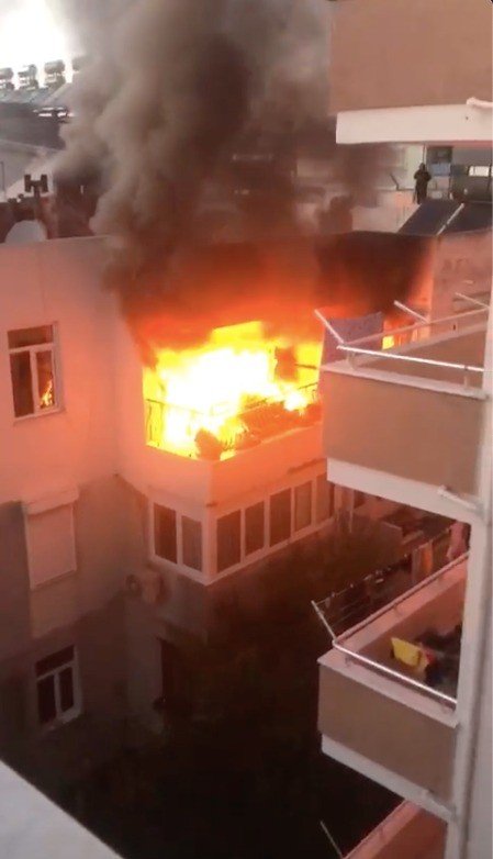 Evin 3’üncü katı alev topuna döndü, mahalleli sokağa döküldü