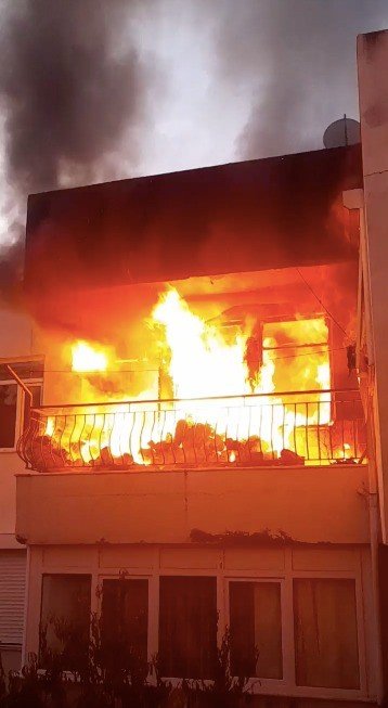 Evin 3’üncü katı alev topuna döndü, mahalleli sokağa döküldü