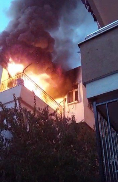 Evin 3’üncü katı alev topuna döndü, mahalleli sokağa döküldü