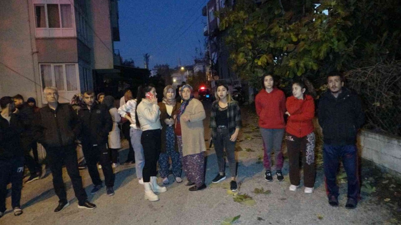 Evin 3’üncü katı alev topuna döndü, mahalleli sokağa döküldü