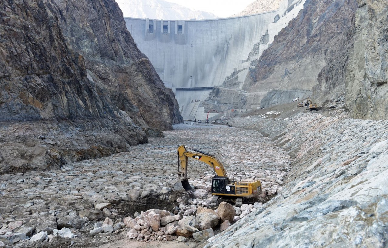 Su tutmaya başlayan Yusufeli Barajı’nın gövdesinin diğer tarafında çalışmalar devam ediyor