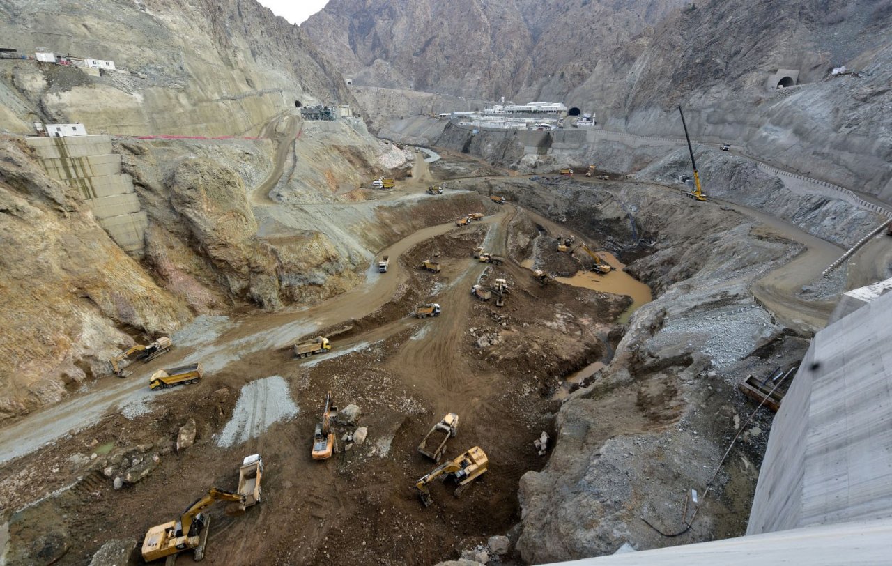 Su tutmaya başlayan Yusufeli Barajı’nın gövdesinin diğer tarafında çalışmalar devam ediyor