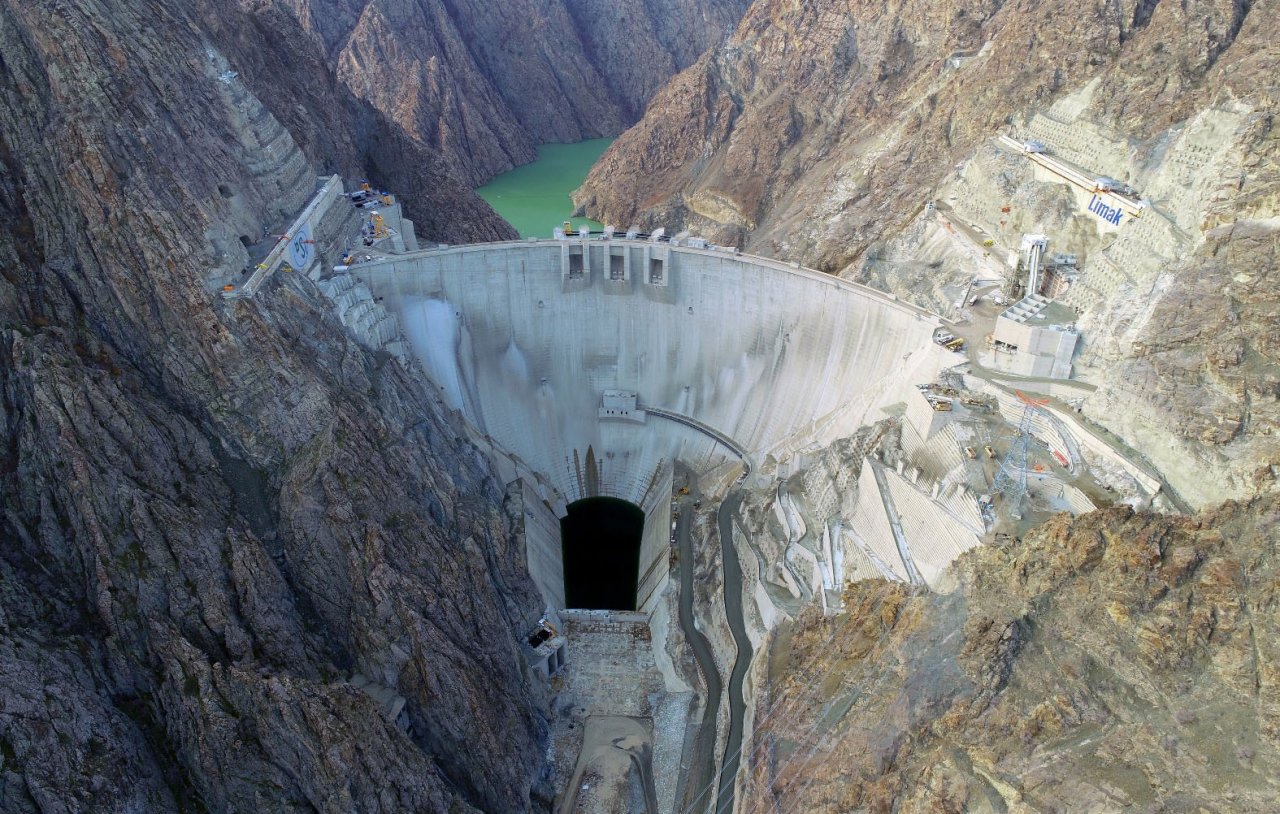 Su tutmaya başlayan Yusufeli Barajı’nın gövdesinin diğer tarafında çalışmalar devam ediyor
