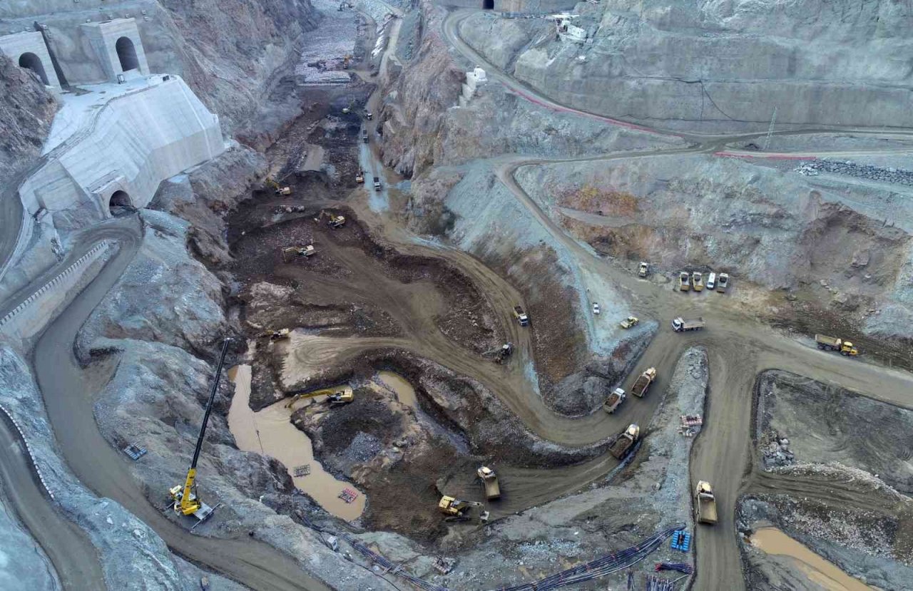 Su tutmaya başlayan Yusufeli Barajı’nın gövdesinin diğer tarafında çalışmalar devam ediyor