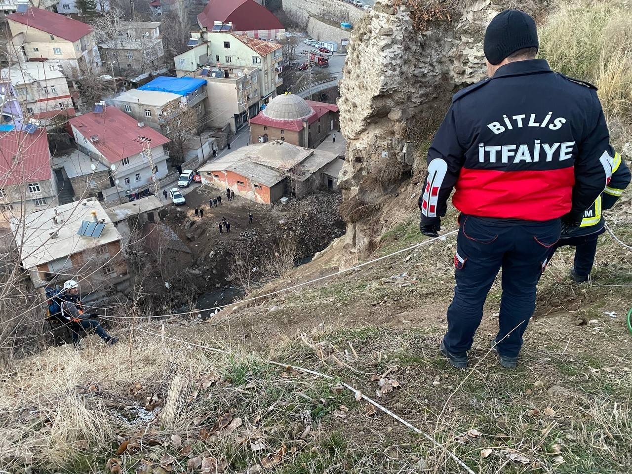 Bitlis Kalesi’ne tırmanmak isterken mahsur kalan genç ekipler tarafından kurtarıldı
