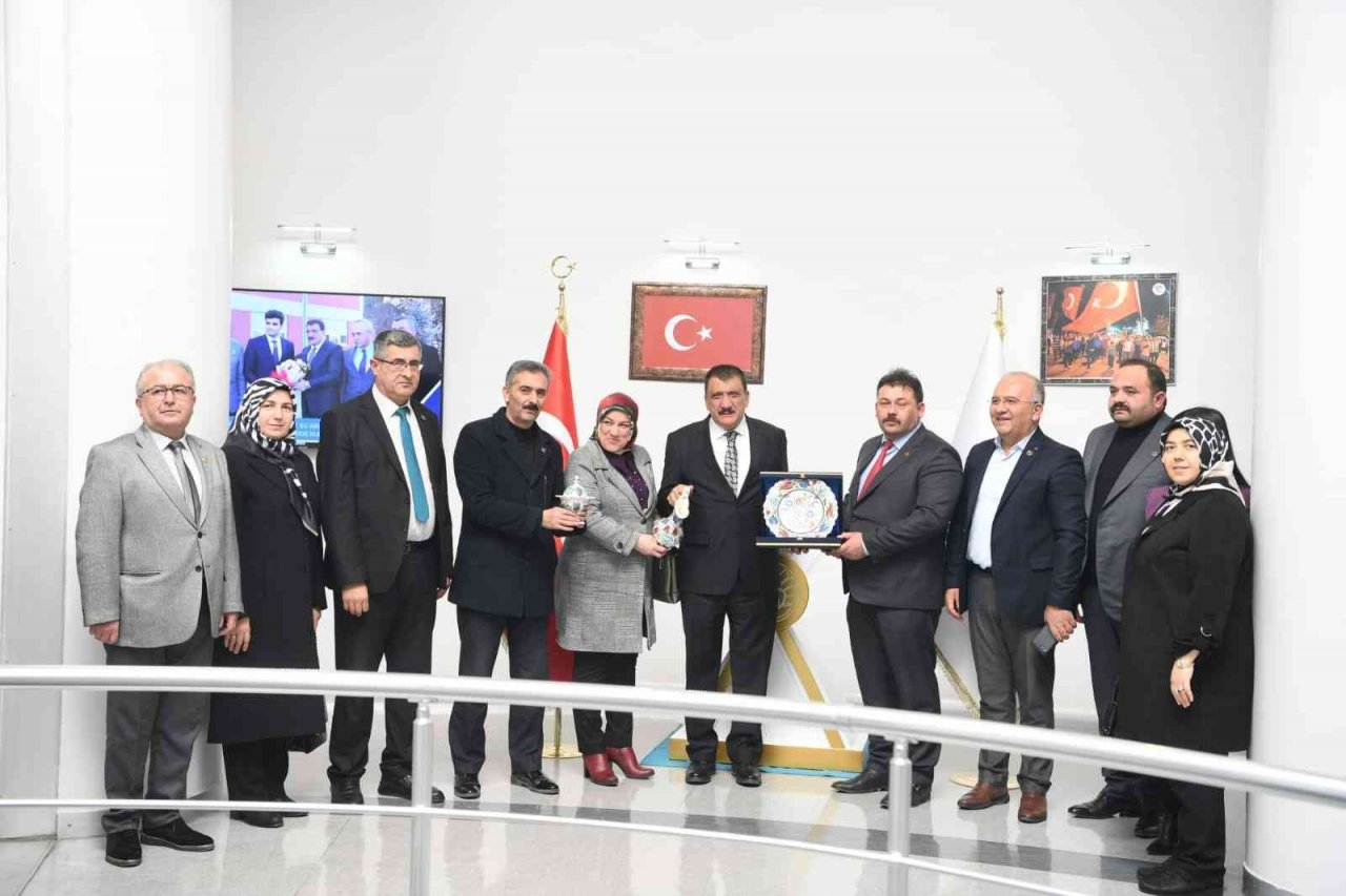 Başkan Gürkan: “Siyasi partiler demokrasinin vazgeçilmez unsurlarıdır”