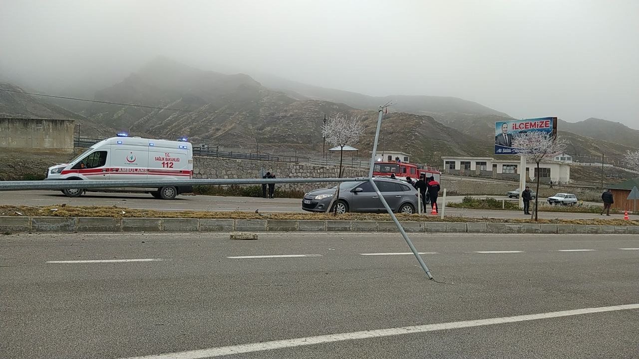 Kontrolden çıkan otomobil aydınlatma direğine çarparak devrildi: 1 yaralı