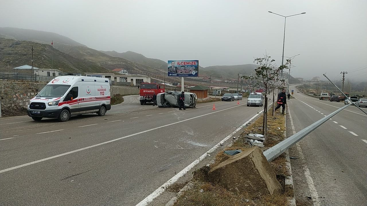 Kontrolden çıkan otomobil aydınlatma direğine çarparak devrildi: 1 yaralı