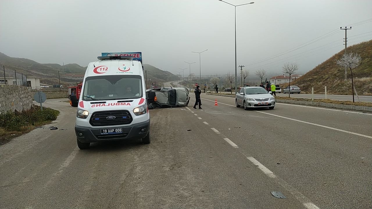 Kontrolden çıkan otomobil aydınlatma direğine çarparak devrildi: 1 yaralı