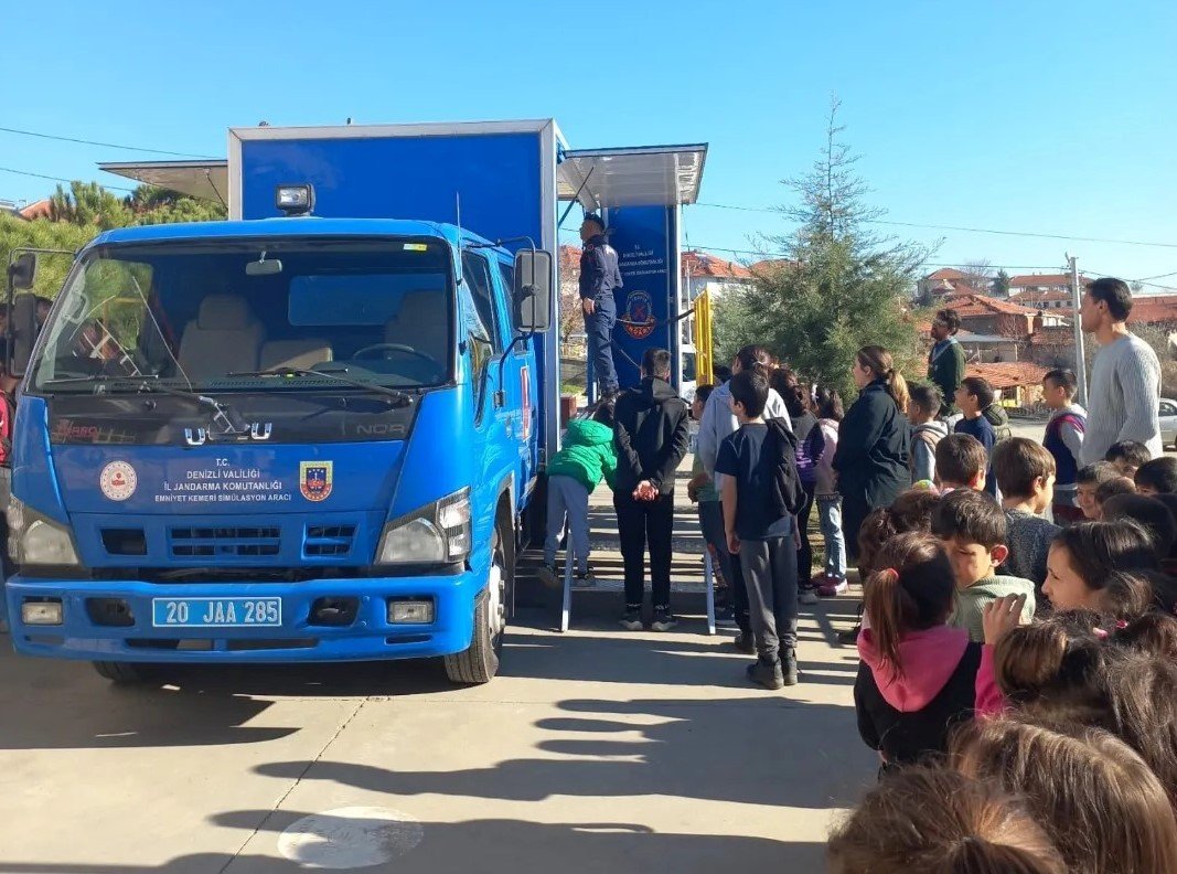 Jandarmadan öğrencilere trafik eğitimi