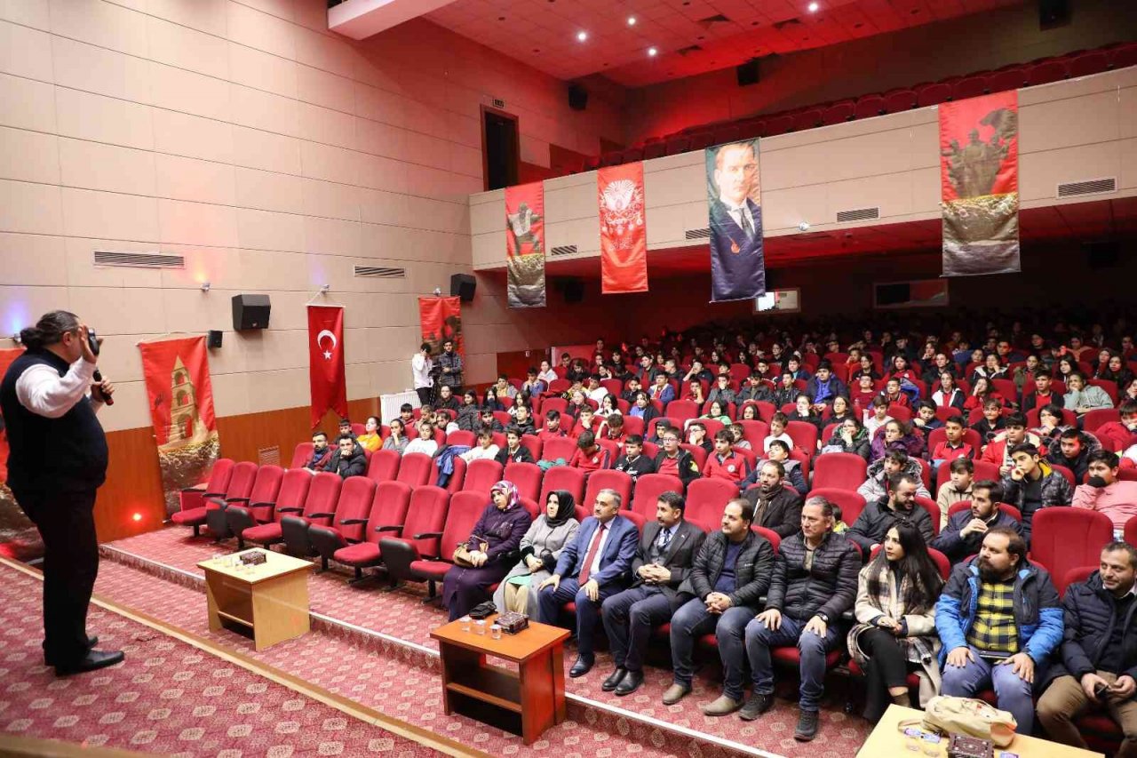 Develi’de 3 gün boyunca 2 bin öğrenciye ‘Çanakkale Ruhu’ konferansı verildi