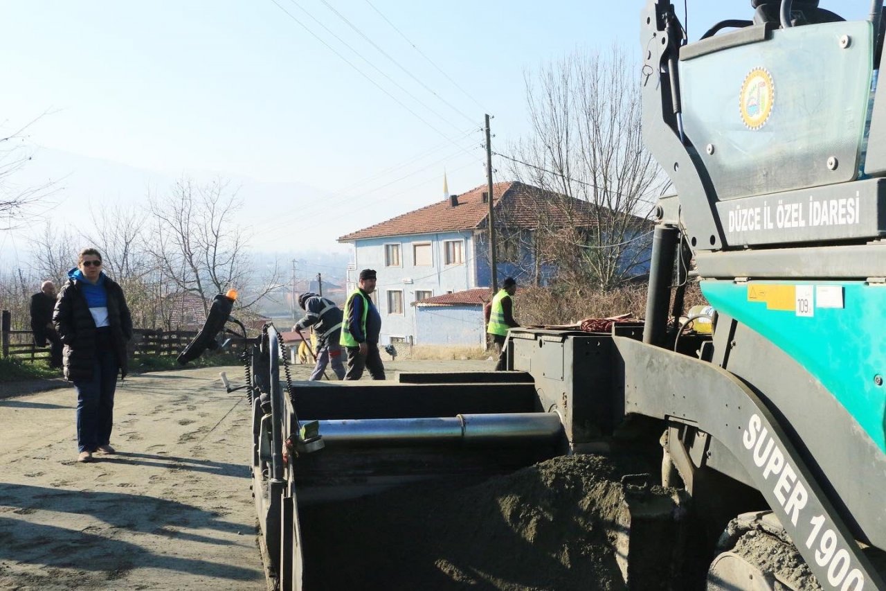 Üçköprü köyüne beton asfalt atıldı