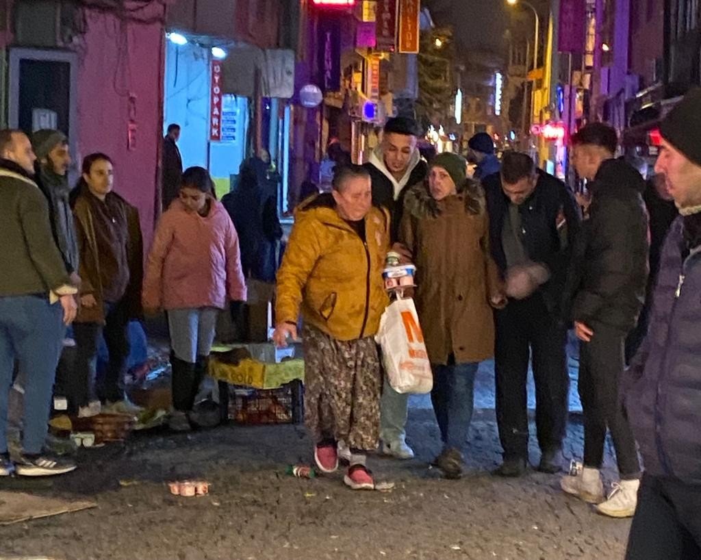 İki grup arasında çıkan kavgayı yoldan geçenler ayırdı