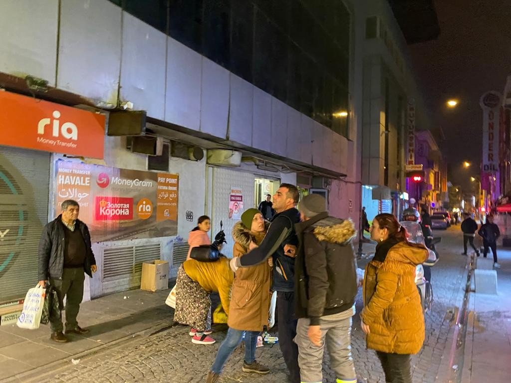 İki grup arasında çıkan kavgayı yoldan geçenler ayırdı