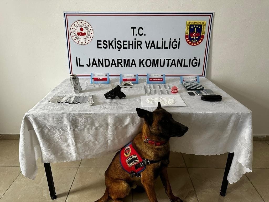 Uyuşturucu madde satıcısının evine narkotik köpeği ‘Bando’ ile baskın yapıldı