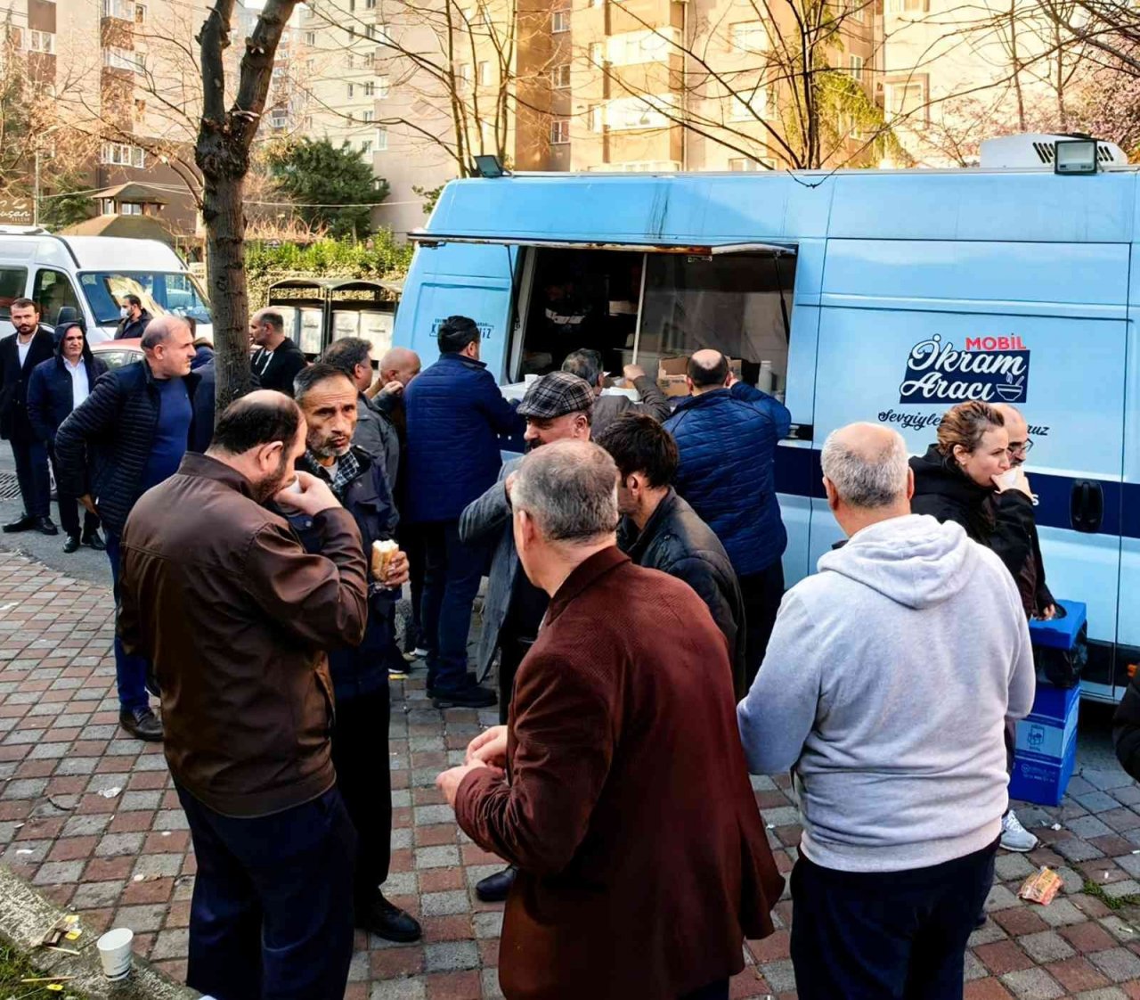 Esenyurt Belediyesi ikramlarıyla EYT sırasında bekleyenlerin içini ısıttı