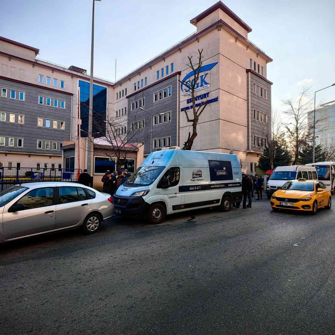 Esenyurt Belediyesi ikramlarıyla EYT sırasında bekleyenlerin içini ısıttı