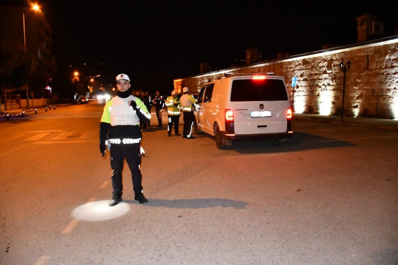 Hatay’da polislerden yeni yıl denetimlerinde sürücülere tatlı ikramı