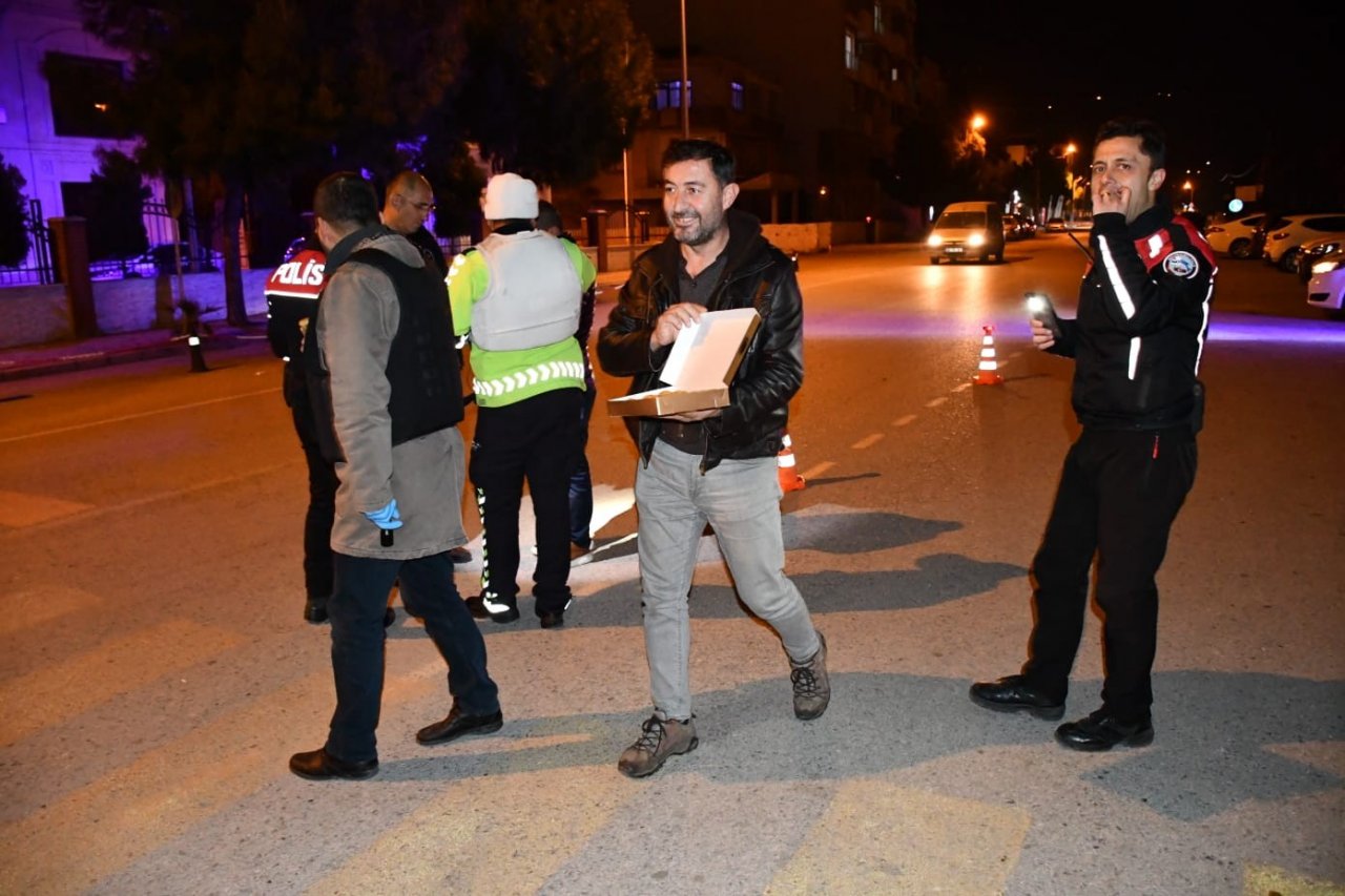 Hatay’da polislerden yeni yıl denetimlerinde sürücülere tatlı ikramı