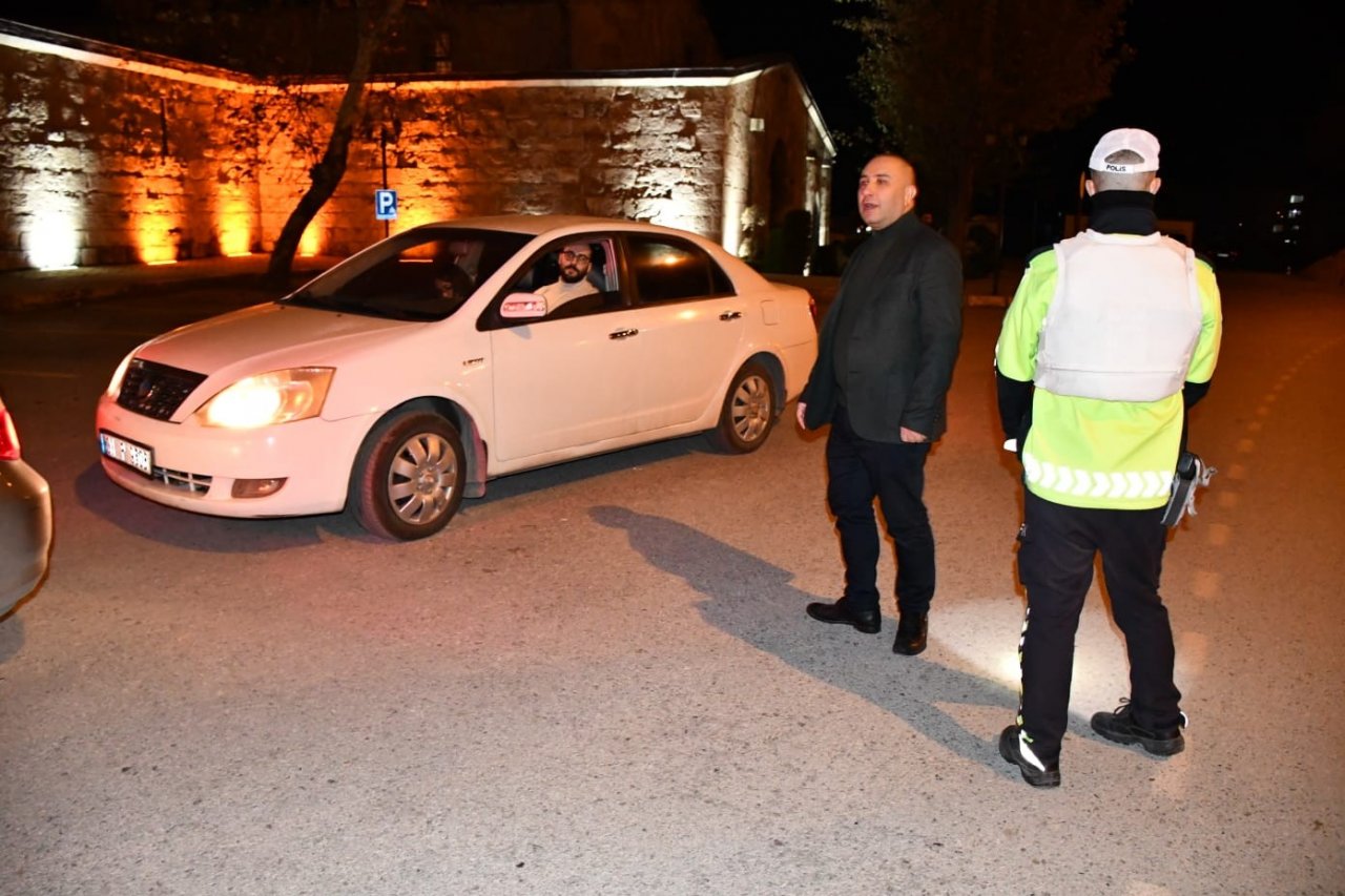Hatay’da polislerden yeni yıl denetimlerinde sürücülere tatlı ikramı